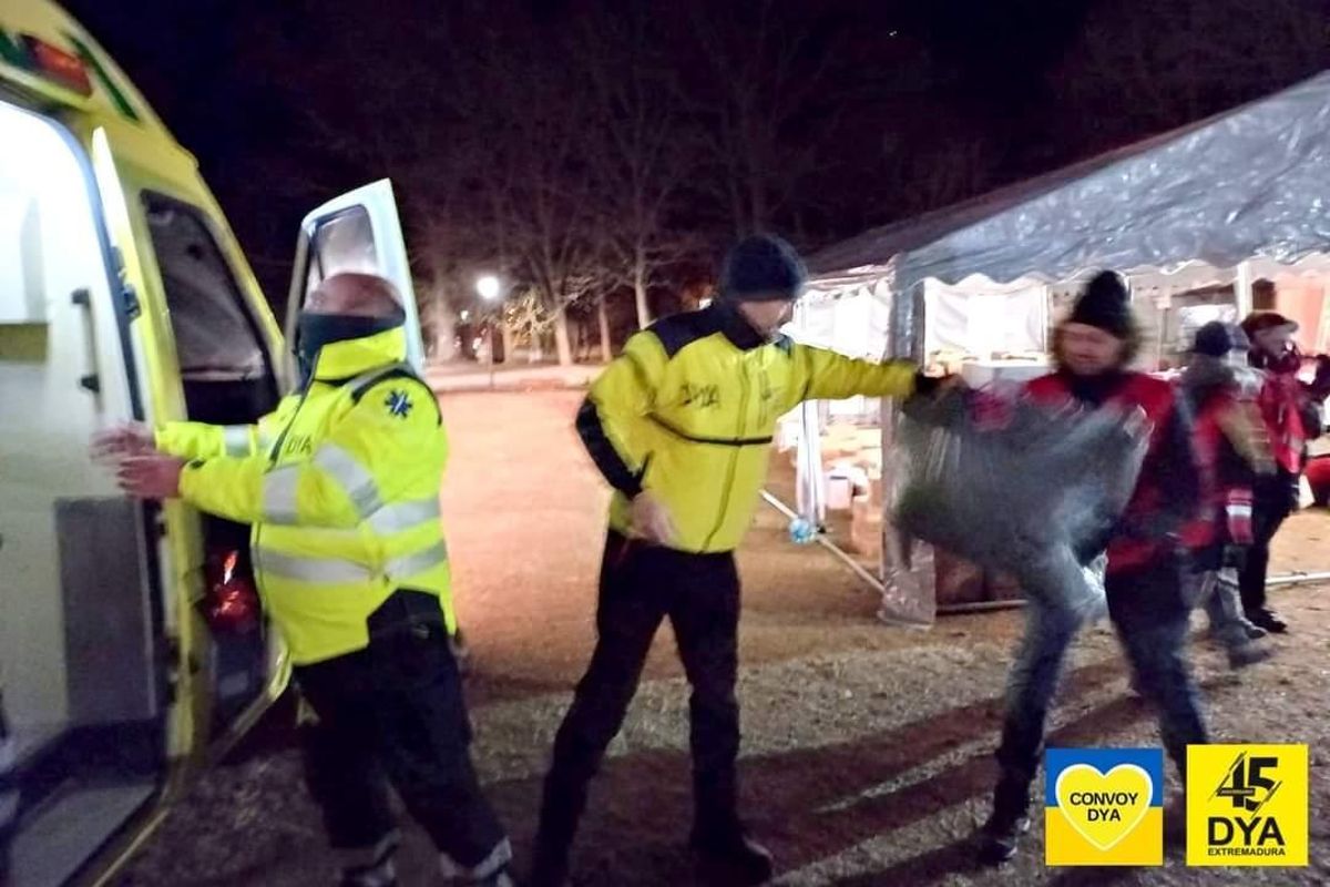 Voluntarios durante la descarga del material donado.