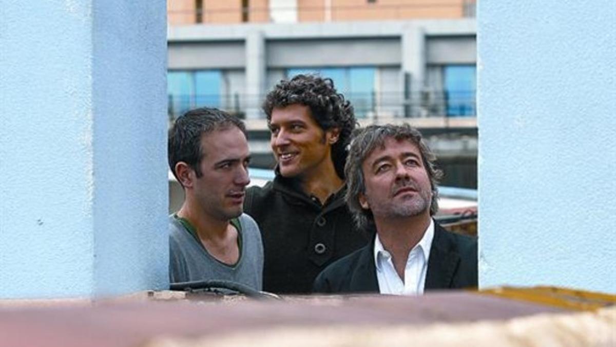 Pau Vidal, Ricard Galiana y Sergi Pons, ayer, en la terraza de la Diagonal que da acceso a su estudio.