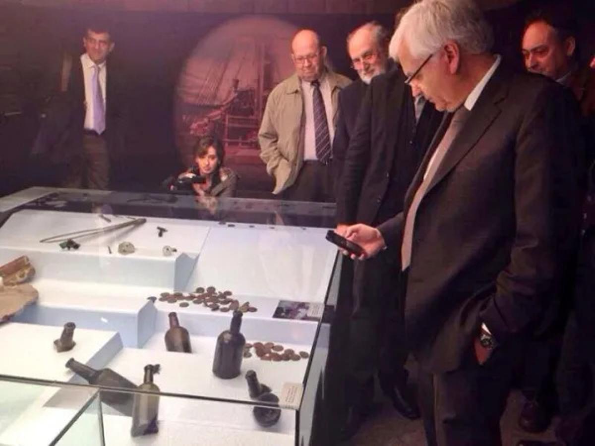 El entonces conseller de Cultura de la Generalitat de Cataluña, Ferran Mascarell, fotografiando la histórica botella.