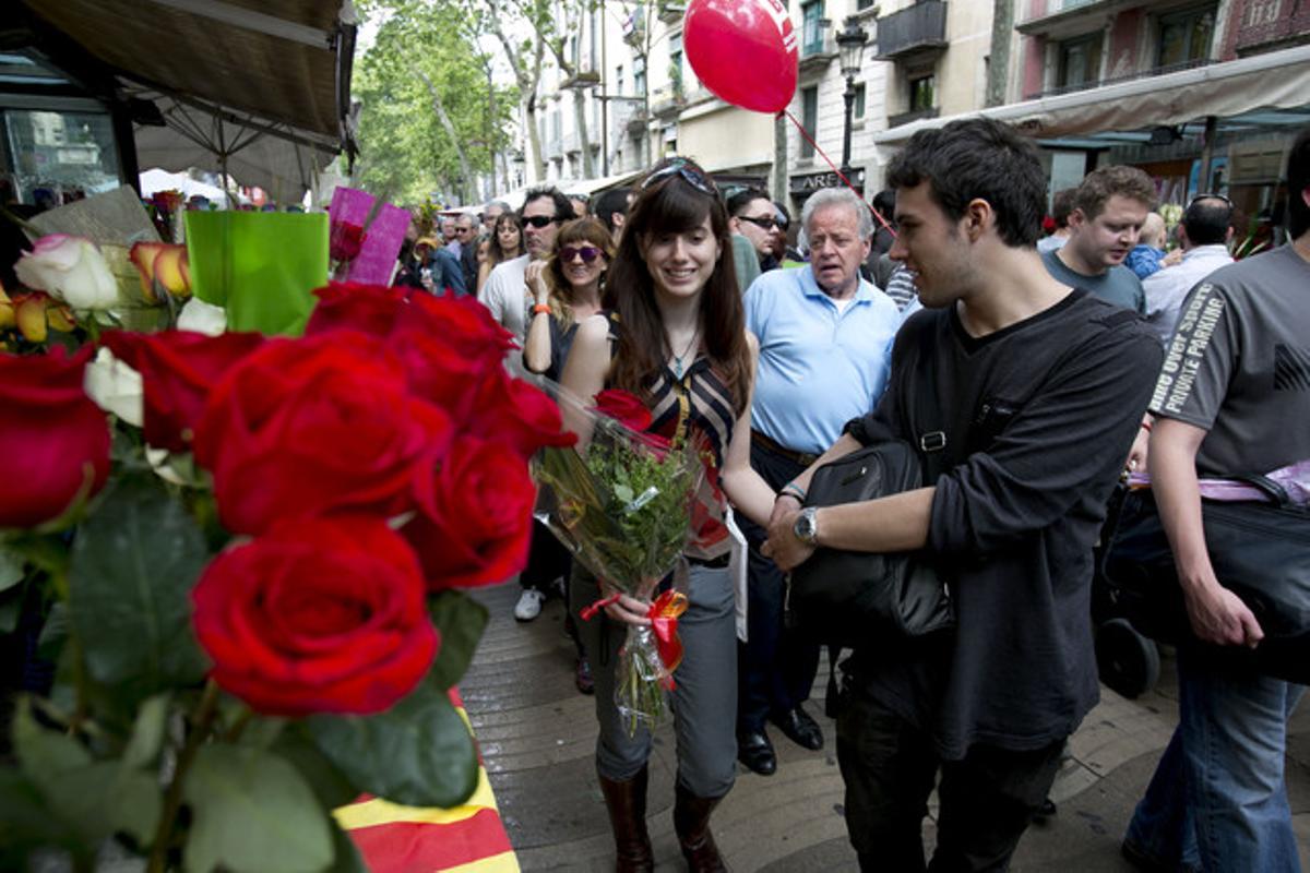 Ambiente que ha presentado la Rambla de Barcelona durante la ’diada’ de Sant Jordi.