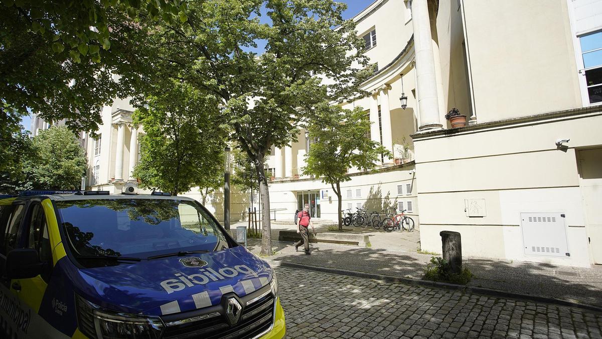 La comissaria de la Policia Municipal de Girona i un dels seus vehicles, foto d'arxiu.