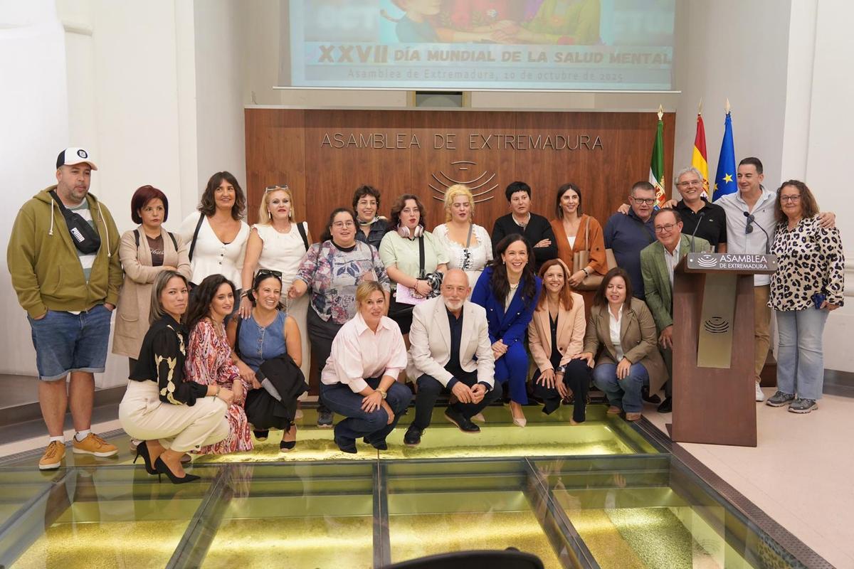 Foto de familia en la Asamblea regional.