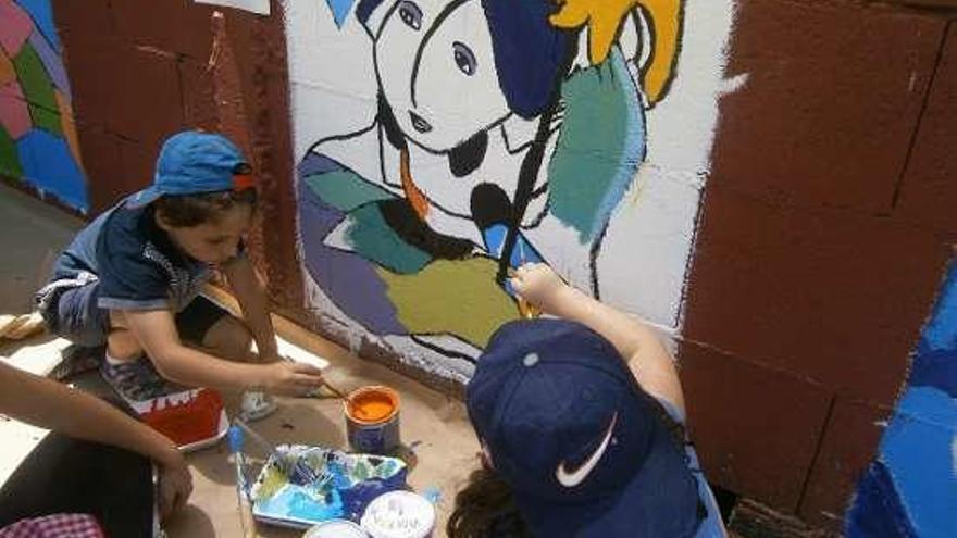 Alumnos del CEIP de Leirado pintando. // D.P.