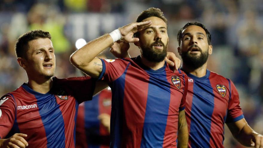 Los jugadores del Levante celebran uno de sus goles