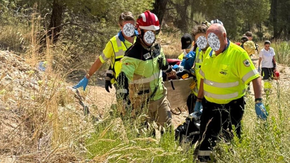 Los servicios de emergencias durante el rescate de una bañista en Bullas.