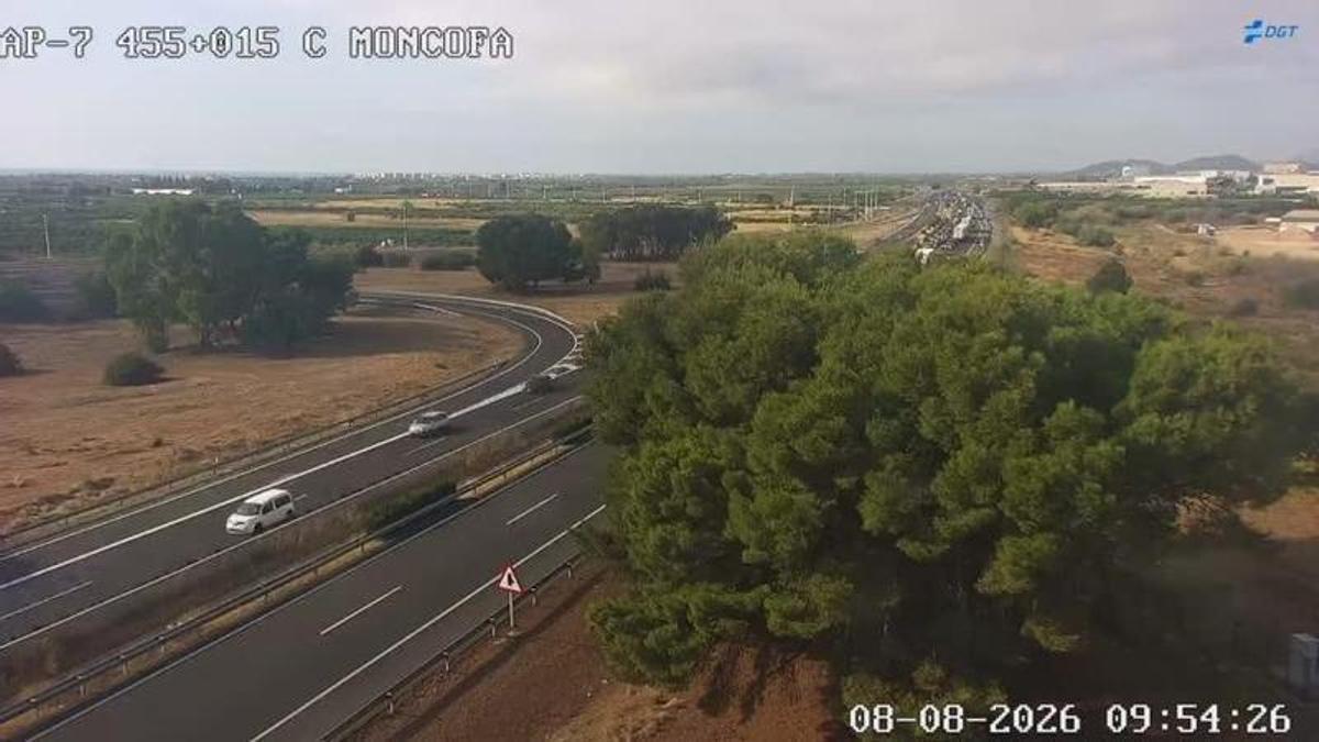Las cámaras de la AP-7 en Moncofa captan las retenciones tras el accidente