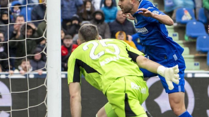 Borja Mayoral marca de cabeza en el partido entre el Getafe y el Celta en el Coliseum el pasado 11 de febrero. | | LALIGA