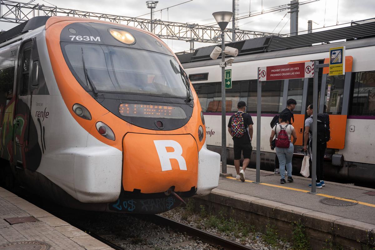 Barcelona. 17/06/2024. Barcelona. Primer día laborable en que vuelven a funcionar las líneas R3, R4 y R7 de Rodalies tras las obras. AUTOR: Marc Asensio REDACTOR: Carlos Márquez Barcelona, Catalunya, España, obras, Rodalies, R3, cobre, tren, Montcada Bifurcació, pasajeros, usuarios
