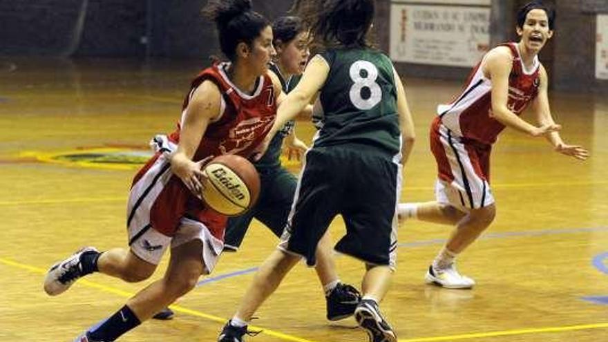 Laura avanza con la pelota y Bea Sanz se la pide. / juan varela