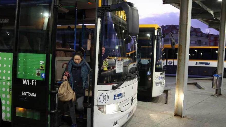 Autobuses de Monbus en la estación de O Grove, ayer. // Muñiz