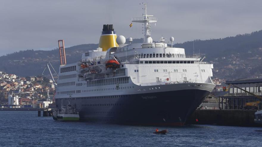 El &quot;Saga Sapphire&quot;, hoy, atracado en la estación marítima.