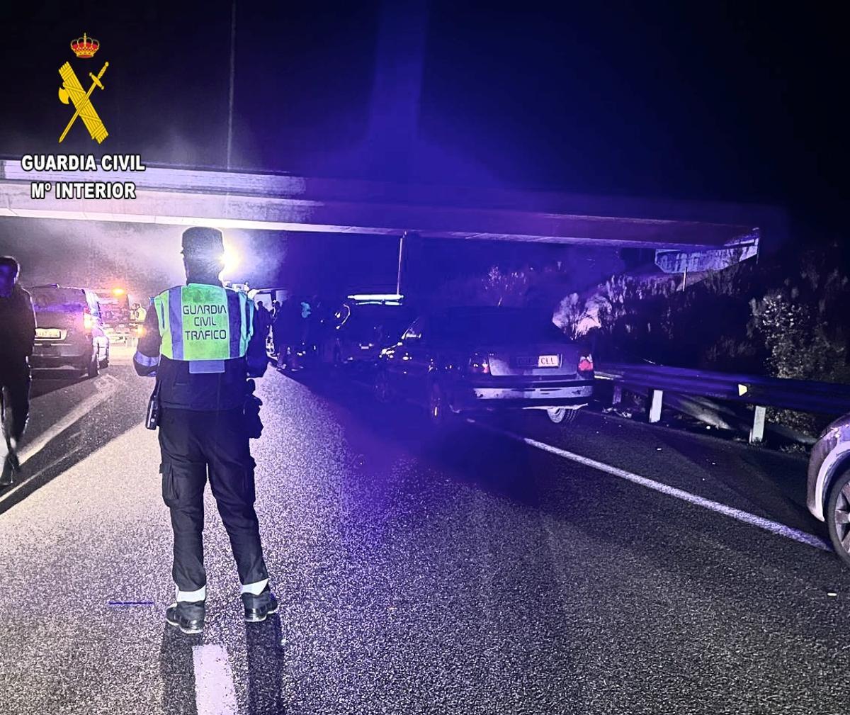 Un agente de la Guardia Civil en el lugar de los hechos