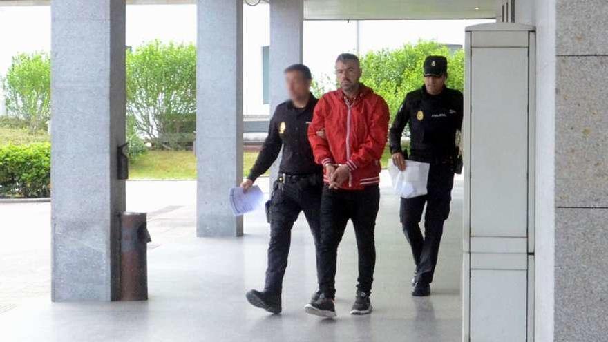 El hombre pasó ayer a disposición judicial en Vilagarcía. // Noé Parga