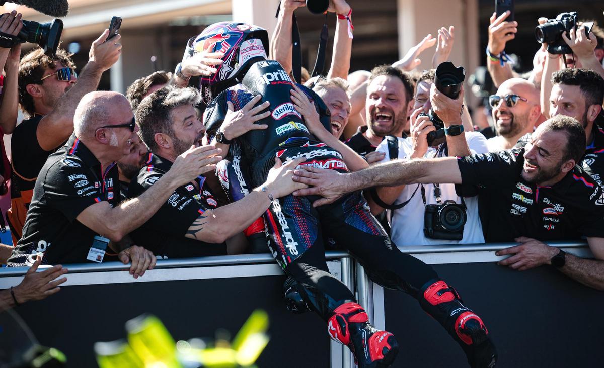 Jorge Martín vuela sobre el equipo Aprilia tras uno de sus muchos podios de este año.