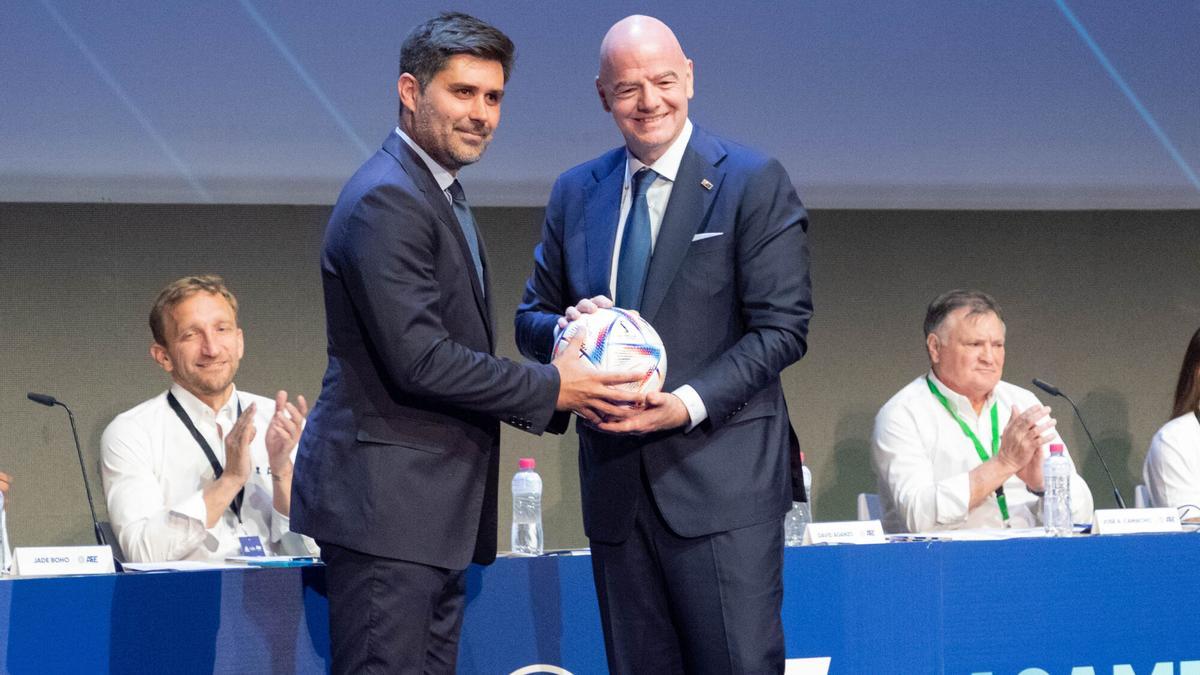 David Aganzo, presidente de AFE, y Gianni Infantino, en la Asamblea General Ordinaria de la Asociación de Futbolistas Españoles.