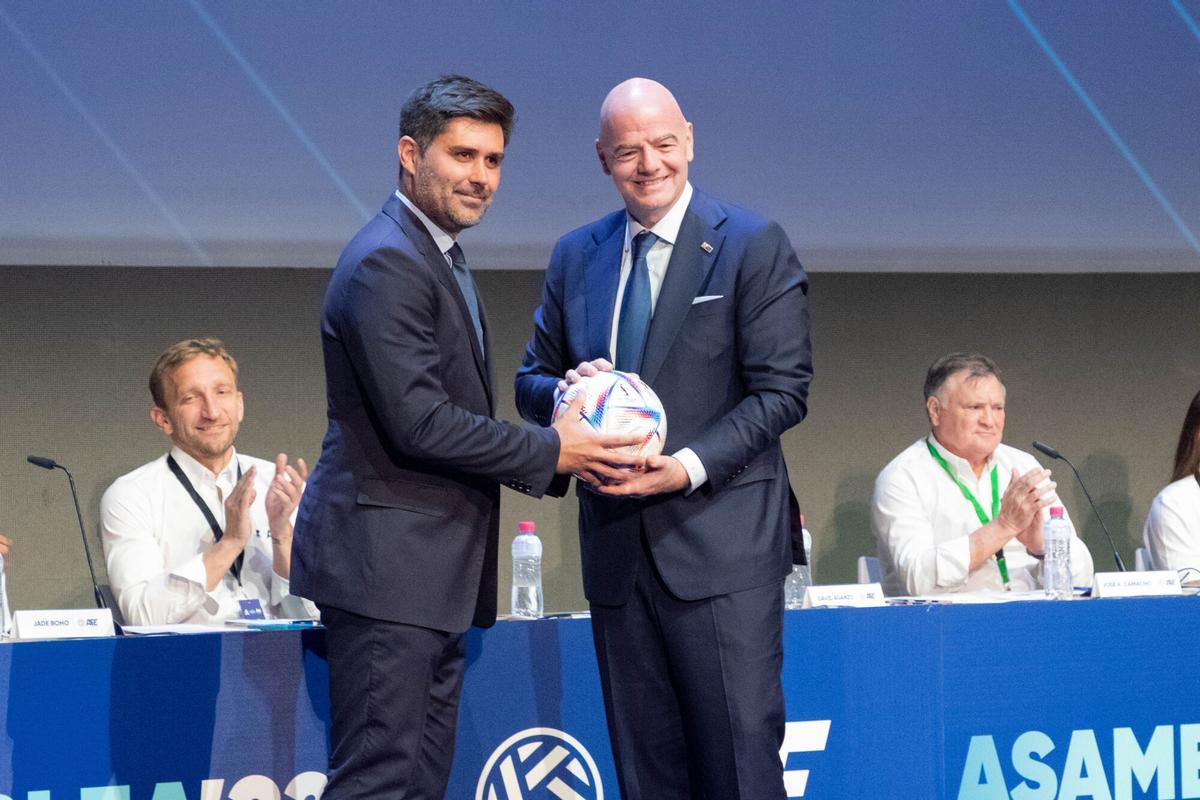 David Aganzo, presidente de AFE, y Gianni Infantino, en la Asamblea General Ordinaria de la Asociación de Futbolistas Españoles.