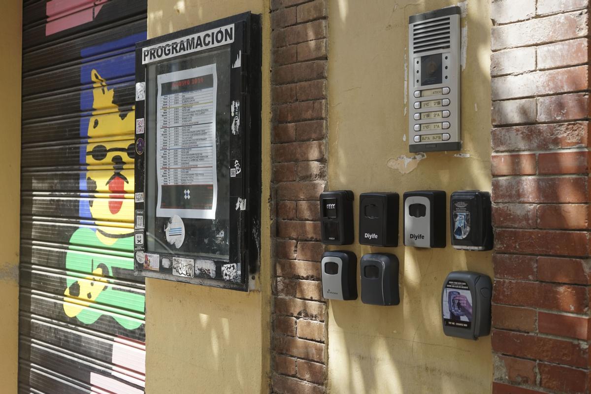 Vista de un grupo de candados automáticos para llaves en el barrio malagueño de Lagunillas, conocido por su arte urbano y su carácter obrero, pero teme desaparecer por la turistificación y el éxodo forzado de sus vecinos, quienes con esfuerzo luchan para mantener sus viviendas y la esencia del vecindario.