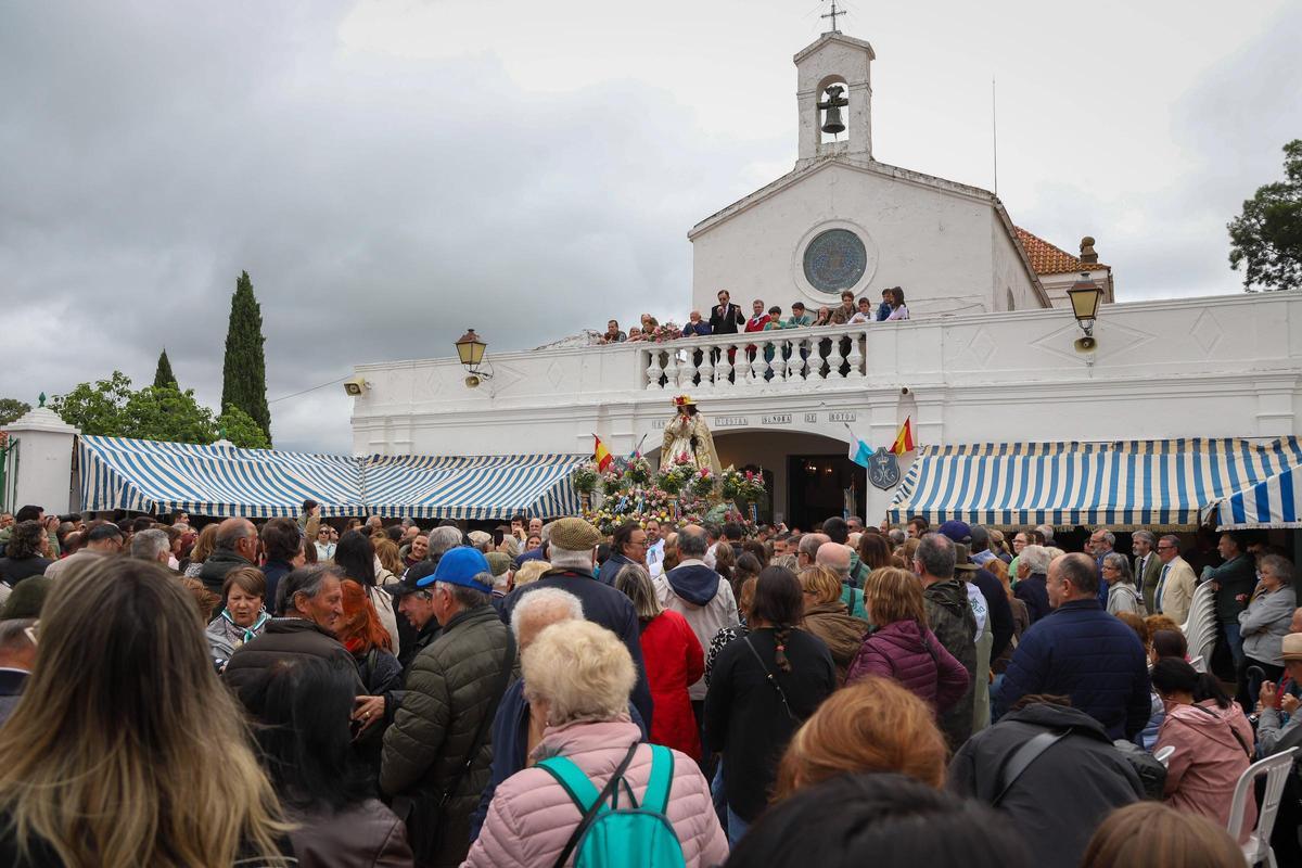 EN IMÁGENES | La lluvia embarra el día grande de la romería de la Virgen de Bótoa