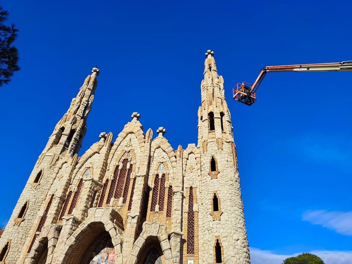 Trabajos de protección de la torre afectada.