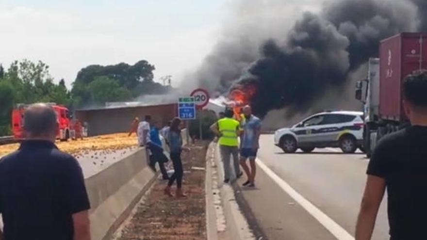 Un camión se incendia tras volcar y chocar contra una furgoneta en al AP-7 a la altura de Moncada