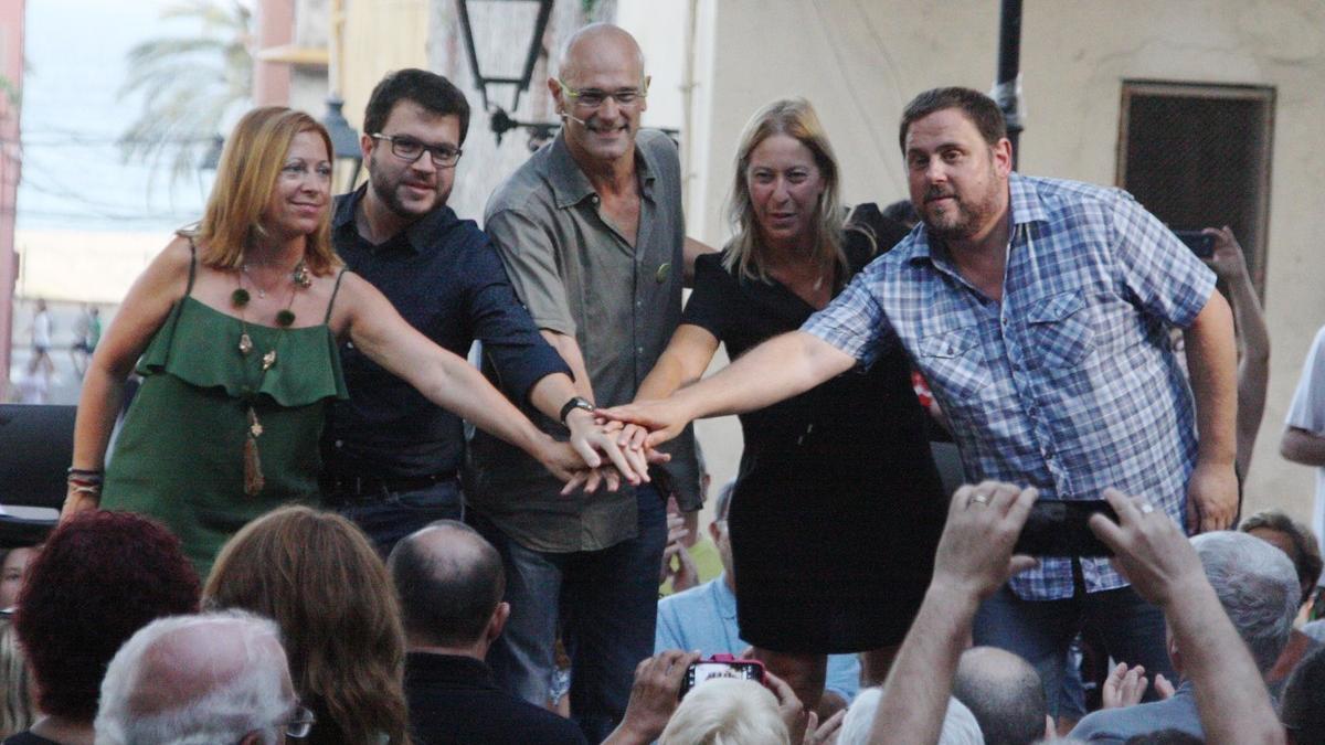 Montserrat Candini, Pere Aragonés, Raül Romeva, Neus Munté y Oriol Junqueras, en un acto electoral de Junts pel Sí en la campaña del 27-S.