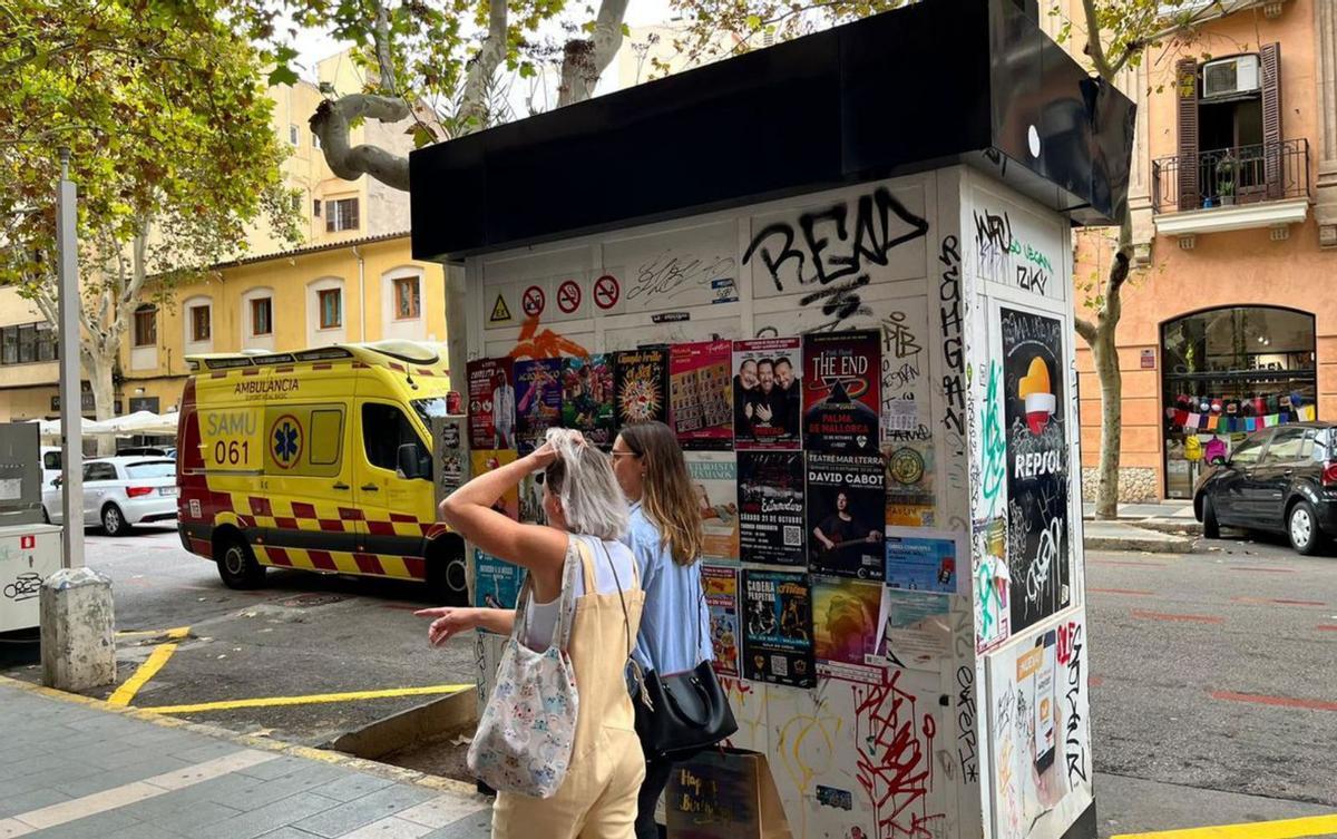 Grafitis y cartelería cubren el antiguo surtidor.  | R. SANZ