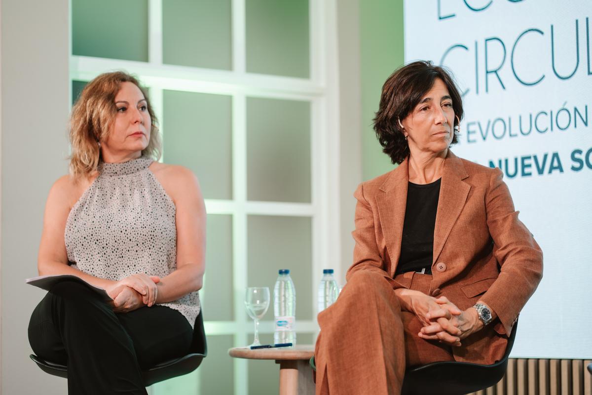 Mónica Melle (UCM) y Begoña de Benito (Ecoembes) durante la mesa de expertas celebrada en Madrid.