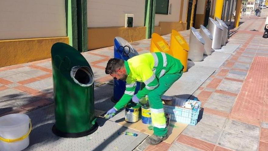 Un operario desarrolla tareas de mantenimiento en una isla de contenedores soterrados.