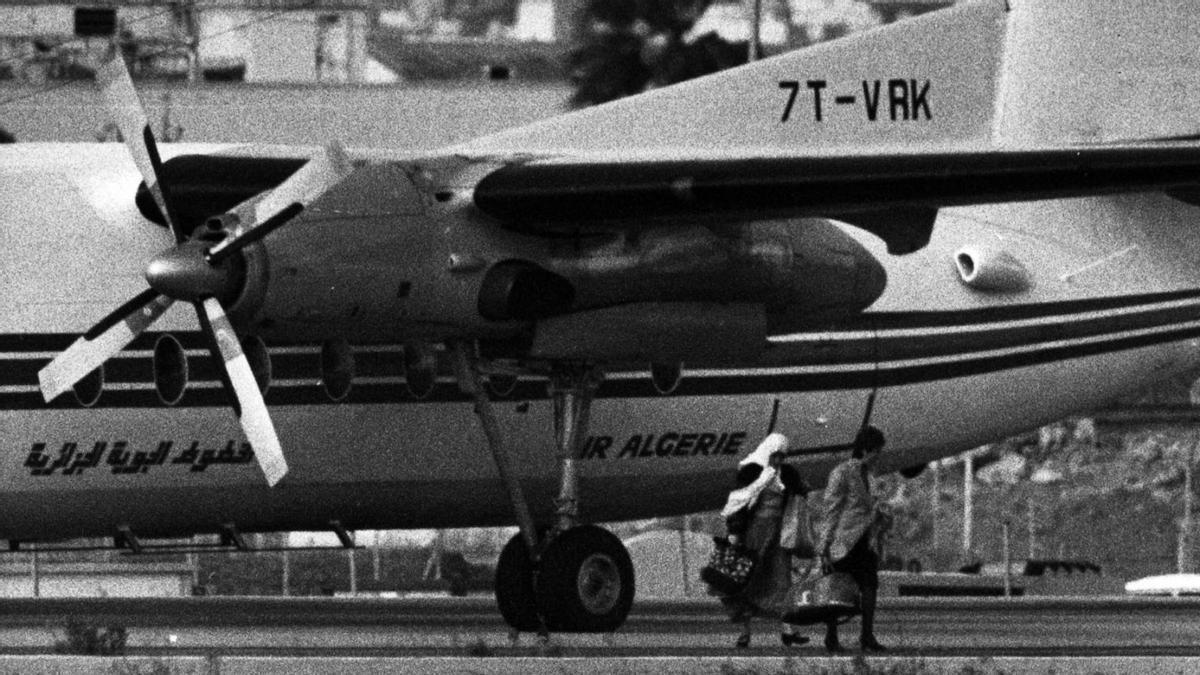 Momento de la liberación de algunos pasajeros en el avión secuestrado de Air Algerie en Palma.