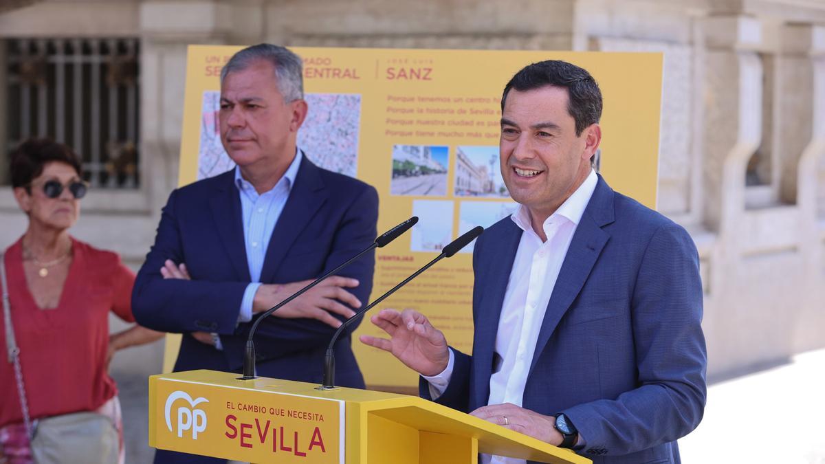 El presidente del PP andaluz, Juanma Moreno, junto al candidato del PP a la Alcaldía de Sevilla, José Luis Sanz.