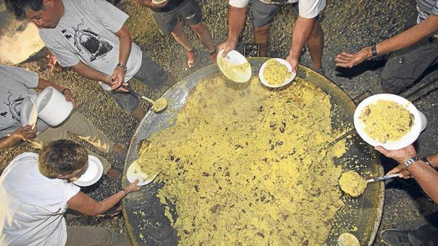 Una de las tres paelleras en las que se elaboró el arroz.