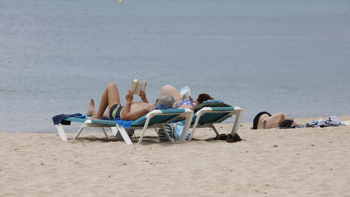 Liegen an der Playa de Palma
