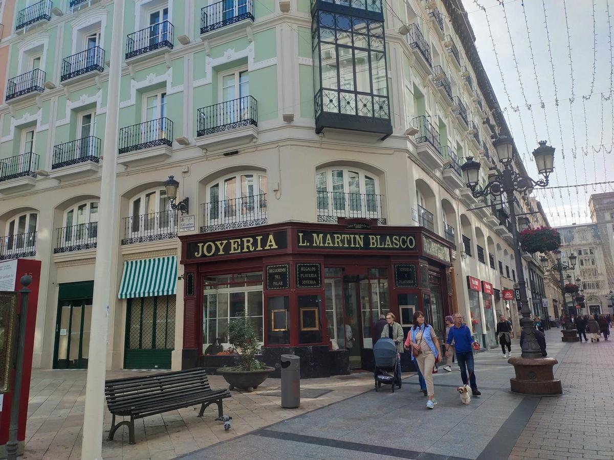 La joyería Martín Blasco, en la calle Alfonso con la plaza Sas, ha permanecido cuatro años cerrada.