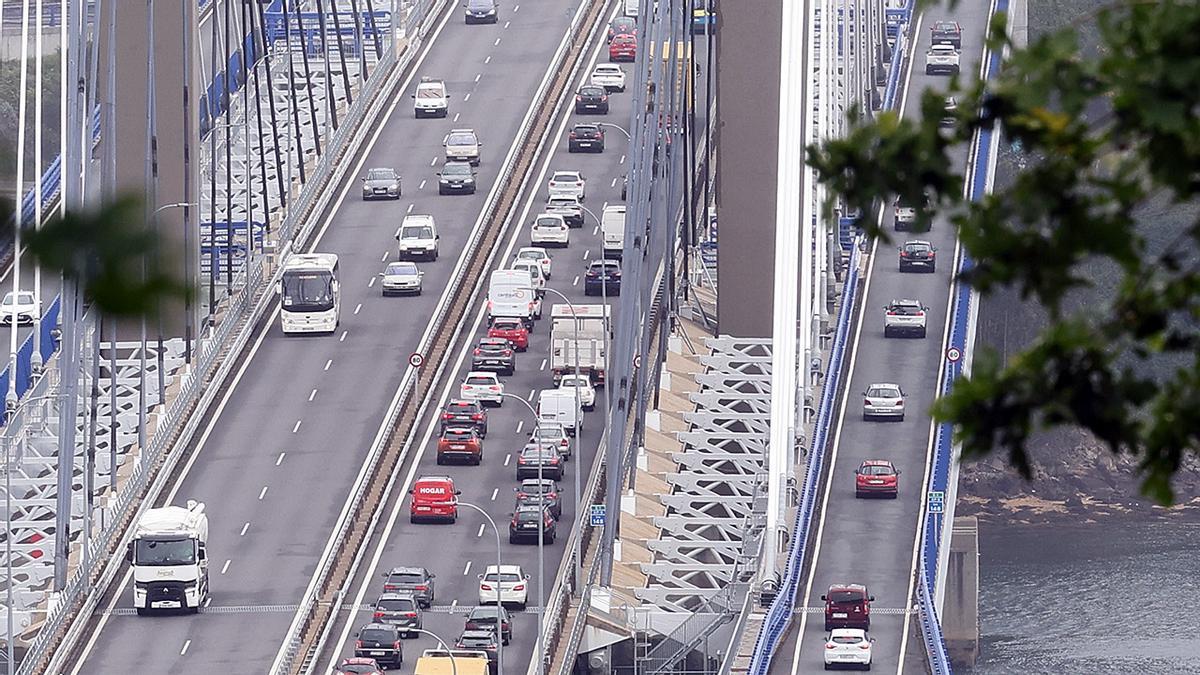 Camiones y turismos por la AP-9 en Rande durante un atasco.