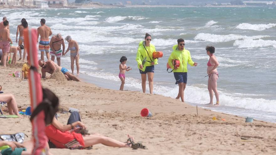 Elche activa el socorrismo en playas por Semana Santa y repara su costa tras los temporales
