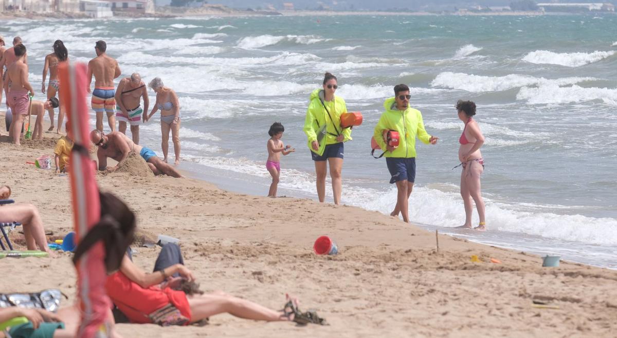 Socorristas peinan las playas ilicitanas al inicio de la pasada temporada estival. | ÁXEL ÁLVAREZ