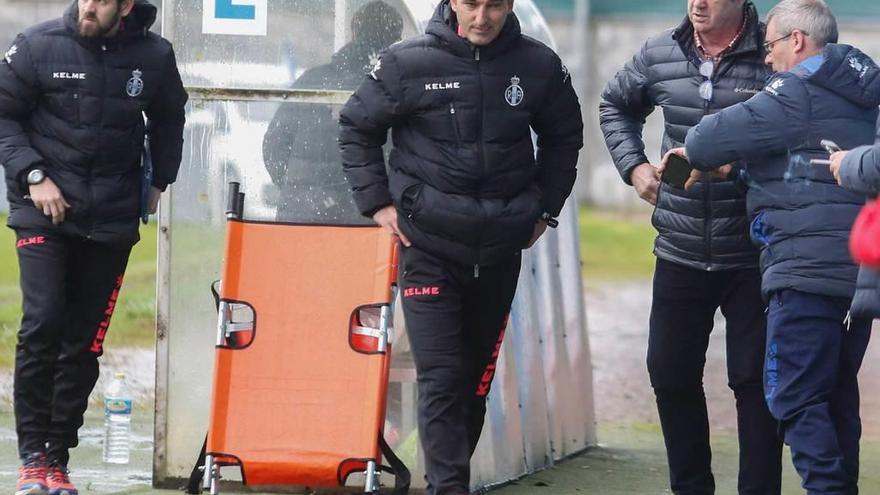 Pablo Lago, ayer, en el Suárez Puerta, durante el descanso del partido.