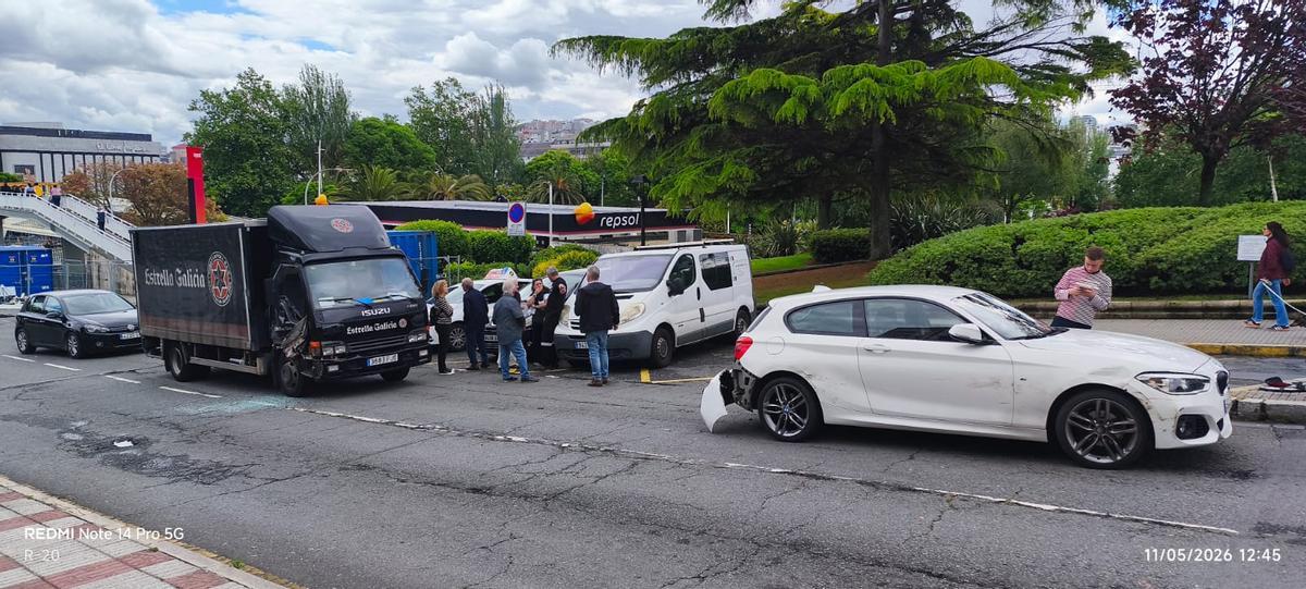 Camión de Estrella Galicia y vehículo dañado