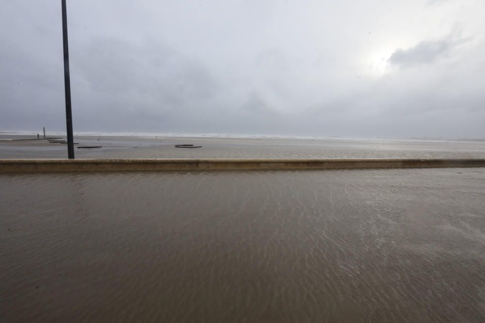 Efectos del temporal en la playa de la Malvarrosa.