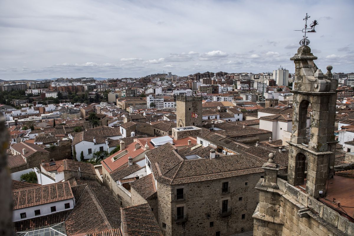 Fotogalería | La torre del palacio de las Cigüeñas de Cáceres se suma a la noche del patrimonio