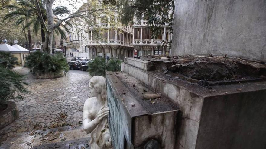 Ein Denkmal auf der Plaça Mercat wurde von einem herabstürzenden Ast erfasst.