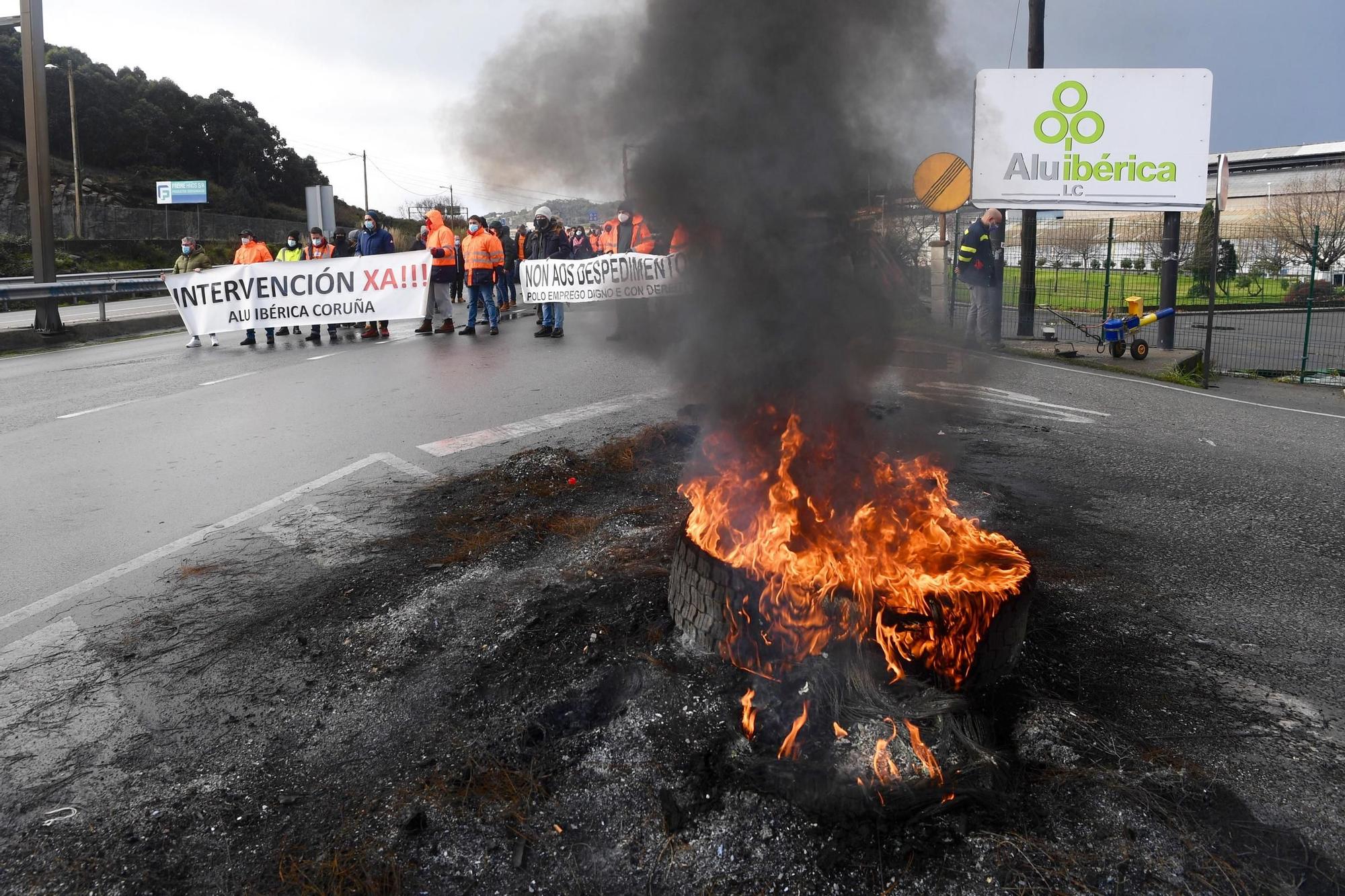 Protestas de los trabajadores de Alu Ibérica en la entrada de la factoría