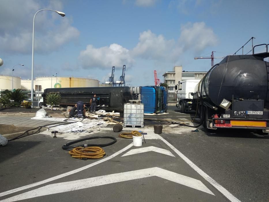 Vuelco de un camión cisterna en el Puerto de la Luz