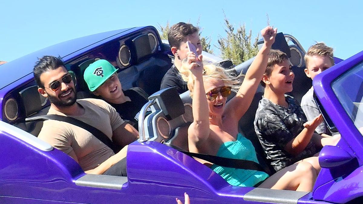 Britney Spears en una atracción de Disneyland