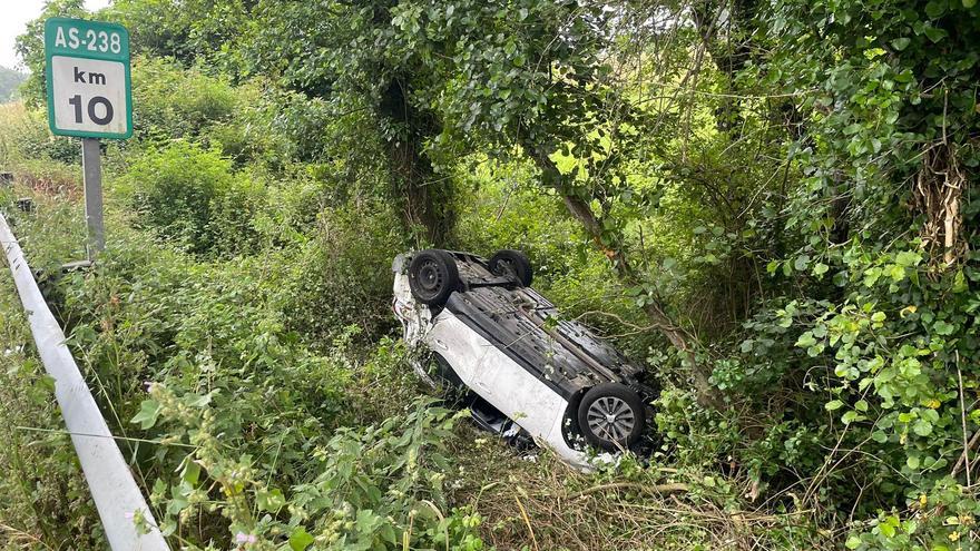 Susto en la carretera de Luanco: los bomberos liberan a una conductora que acabó volcando tras salirse de la vía