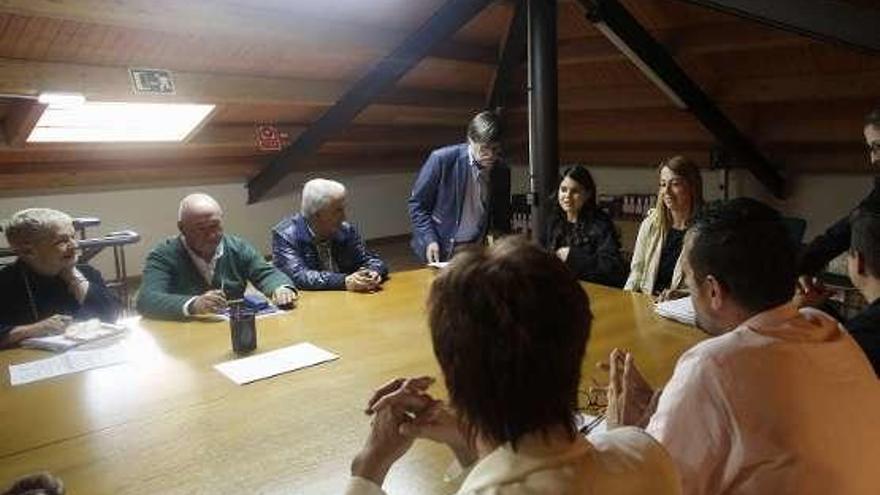 Raquel Ruiz, junto a Alberto Tirador (de pie), en la reunión de constitución de la junta de la Mancomunidad.