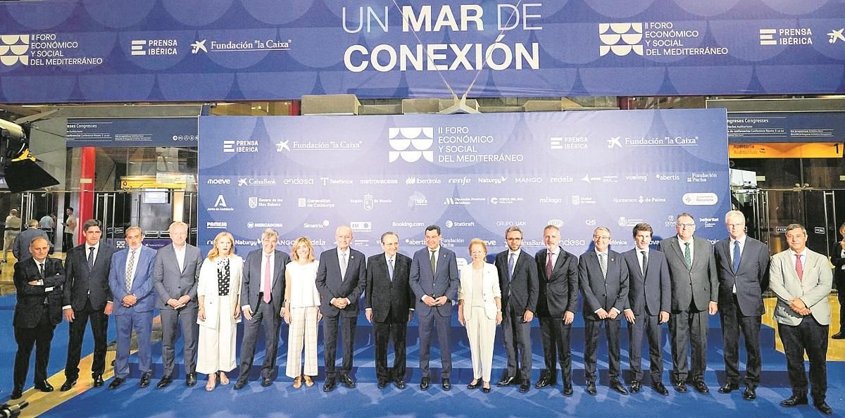 Empresarios, autoridades políticas y directivos de Prensa Ibérica posan en la entrada del Palacio de Ferias y Congresos de Málaga.