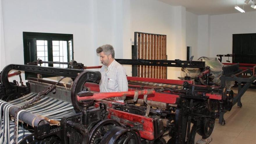 El aula de la industria textil abre al público en el día de los museos