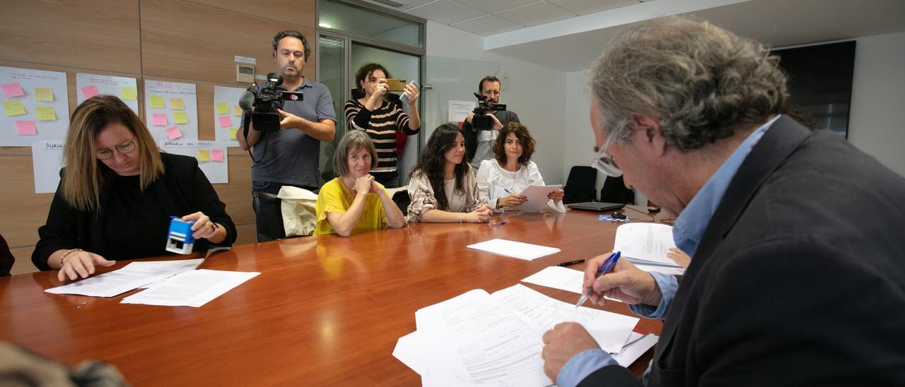 El conseller Martí March durante la firma del convenio.