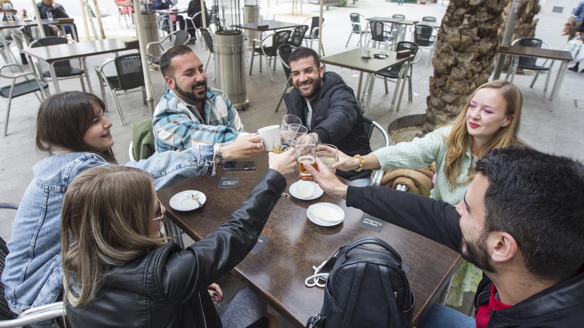 Seis personas brindan en una terraza de Alicante